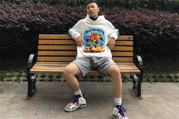 涂鸦卫衣配什么裤子好看 涂鸦卫衣配什么裤子好看