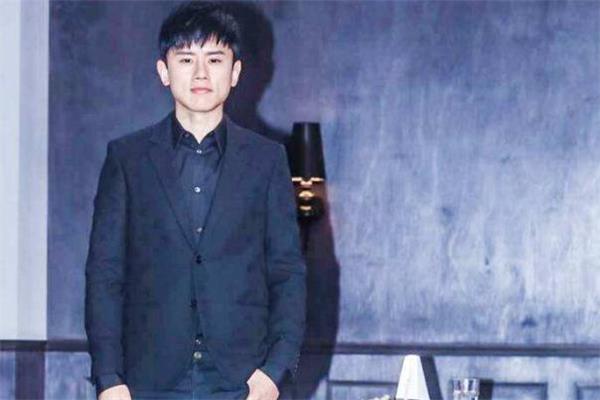 方脸男生适合什么发型 方脸男生适合什么发型