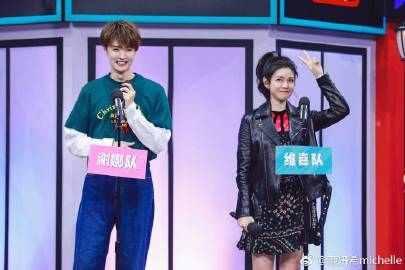 天生丽质陈妍希微博晒图:陈八岁和你一起快乐在,@快乐大本营