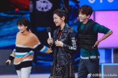 天生丽质陈妍希微博晒图:陈八岁和你一起快乐在,@快乐大本营