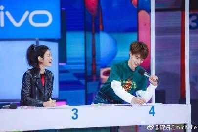 天生丽质陈妍希微博晒图:陈八岁和你一起快乐在,@快乐大本营