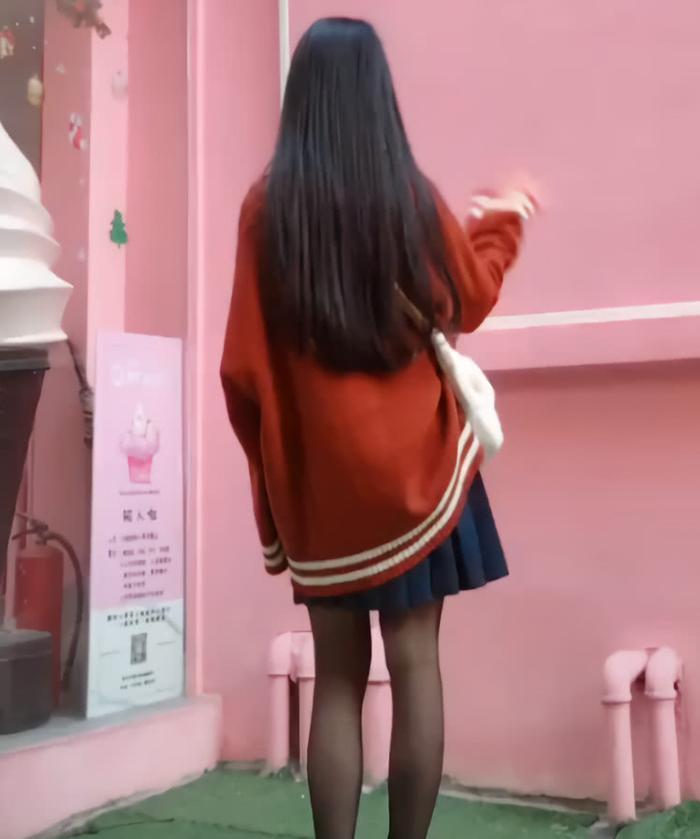一男生穿黑丝袜腿超性感,但转身后脸让人出戏,一看就知是男的!