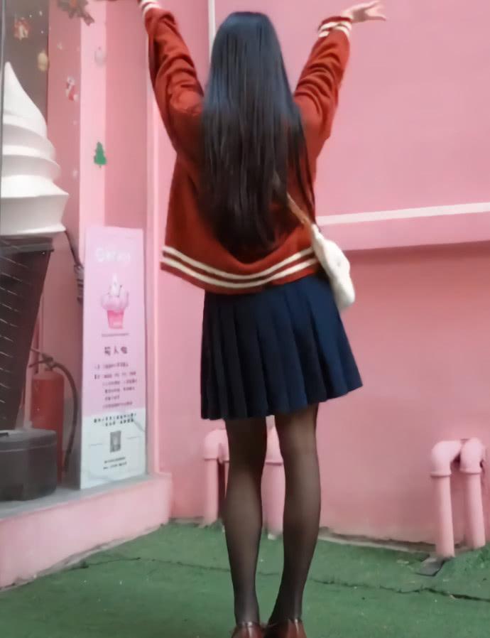 一男生穿黑丝袜腿超性感,但转身后脸让人出戏,一看就知是男的!