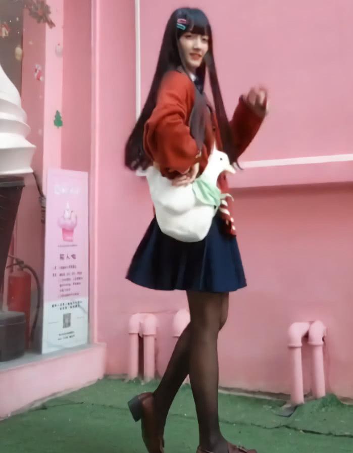 一男生穿黑丝袜腿超性感,但转身后脸让人出戏,一看就知是男的!