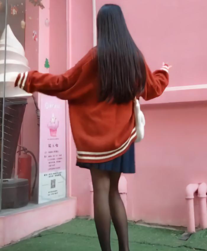 一男生穿黑丝袜腿超性感,但转身后脸让人出戏,一看就知是男的!
