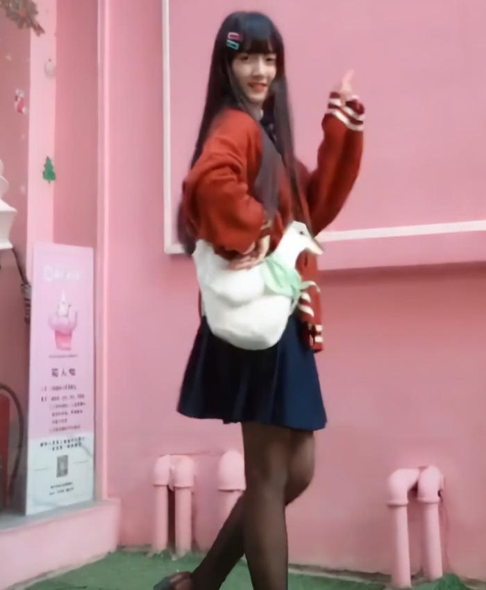 一男生穿黑丝袜腿超性感,但转身后脸让人出戏,一看就知是男的!