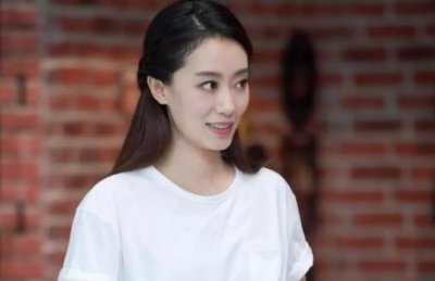 ​跷二郎腿出名,是冯巩的爱女,如今为贾玲打工