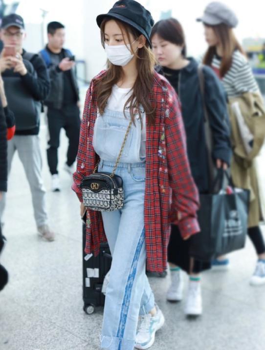 杨超越被评中国最美面孔后首次现身,戴着口罩和帽子显得非常低调