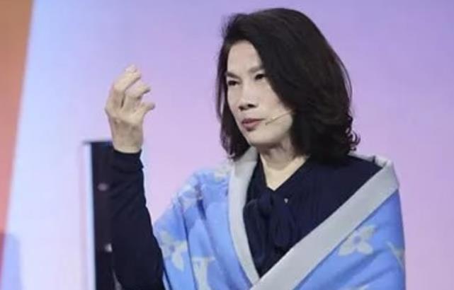 董明珠年轻旧照公开,温柔美丽与现在如两人,引网友争议