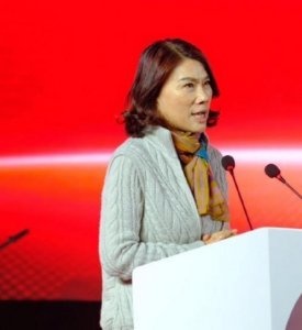​董明珠年轻旧照公开，温柔美丽与现在如两人，引网友争议