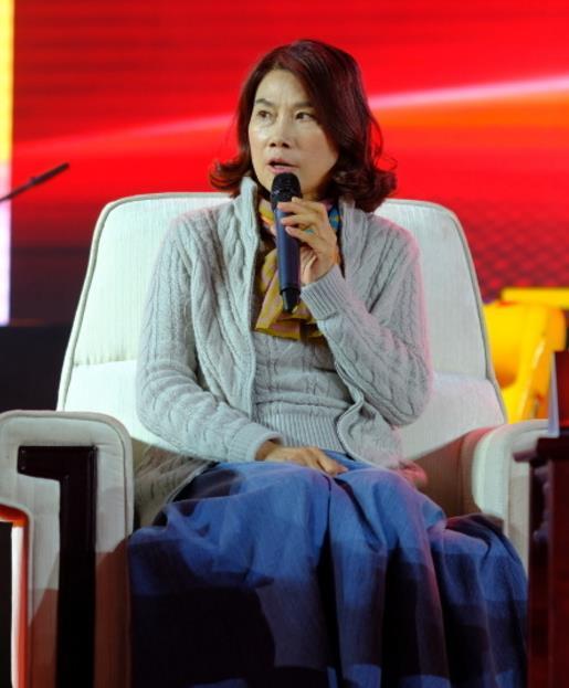 董明珠年轻旧照公开,温柔美丽与现在如两人,引网友争议