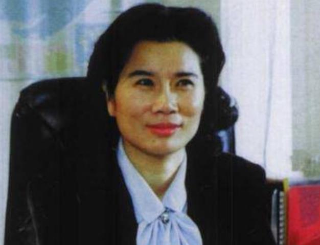 董明珠年轻旧照公开,温柔美丽与现在如两人,引网友争议