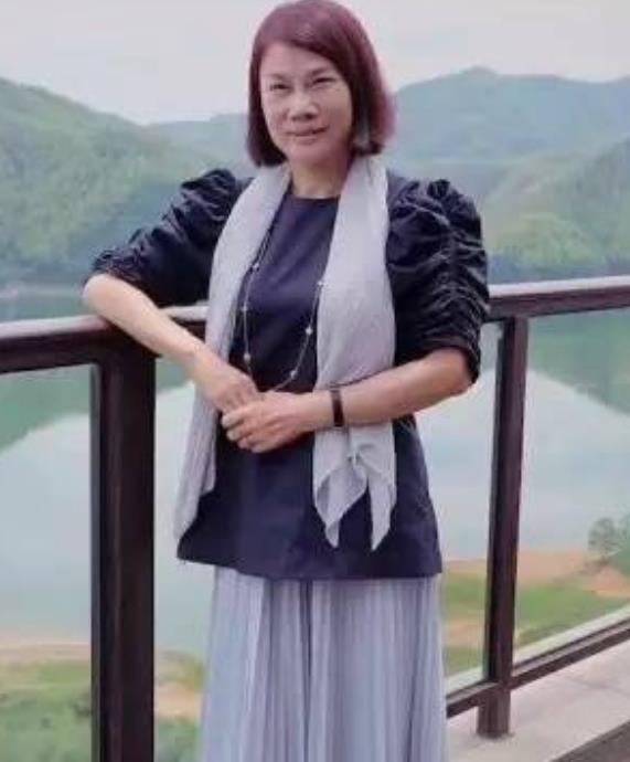 董明珠年轻旧照公开,温柔美丽与现在如两人,引网友争议