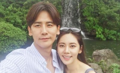 ​娱乐资讯：于晓光全家近照，39岁秋瓷炫美得像少女