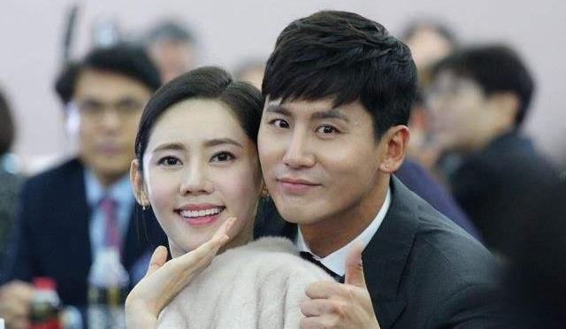 娱乐资讯:于晓光全家近照,39岁秋瓷炫美得像少女