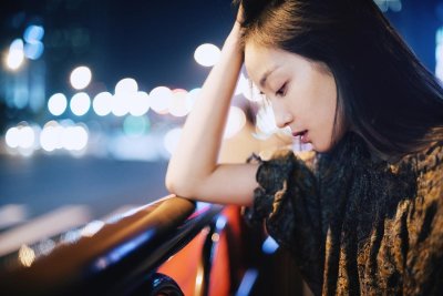 ​素颜美女凌乱的发丝生活照无ps