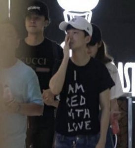 ​付辛博颖儿疑似恋情曝光，当街十指紧扣甜蜜同行