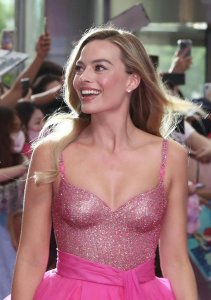 ​出席《芭比》首尔首映礼的Margot Robbie……