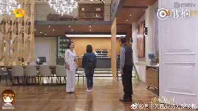 ​小S和沈月的一张同框图，暴露了沈月真实身高！绝不到160