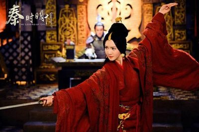 ​《秦时明月》中饰演虞姬，今出席活动，一袭白色羽毛装美成小仙女