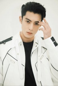 ​男星王鹤棣时尚合集：俊朗帅气、颜值爆表