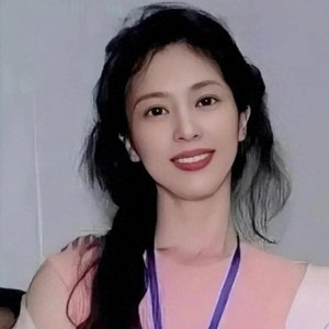 ​65岁刘亦菲妈妈被偶遇，日常装扮气质优雅