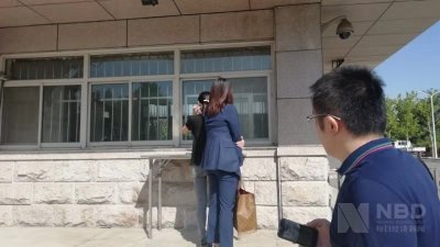 ​徐翔离婚案现场：应莹脚穿板鞋衣着朴素