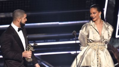 ​VMA 2016大奖Rihanna获颁先锋成就大奖 与Drake拥吻