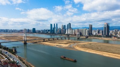 ​以建军命名，有纪念意义的省内第一座斜拉索大桥