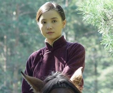 靳东和朱亚文演《闯关东》的时候那叫一个帅，宋佳也很美！