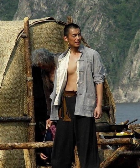 靳东和朱亚文演《闯关东》的时候那叫一个帅，宋佳也很美！