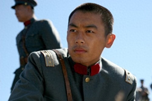 靳东和朱亚文演《闯关东》的时候那叫一个帅，宋佳也很美！