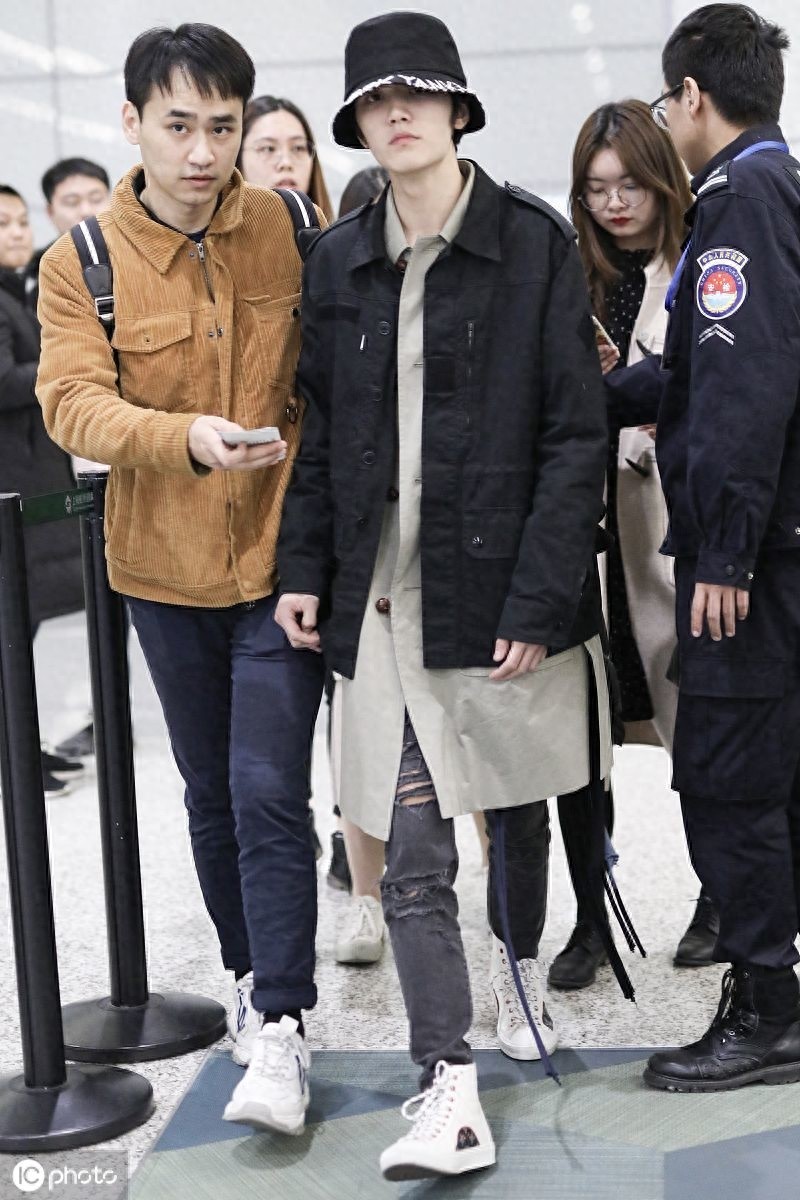 可爱犯规！灵超时尚穿搭秀出型男范，吐舌卖萌尽显可爱