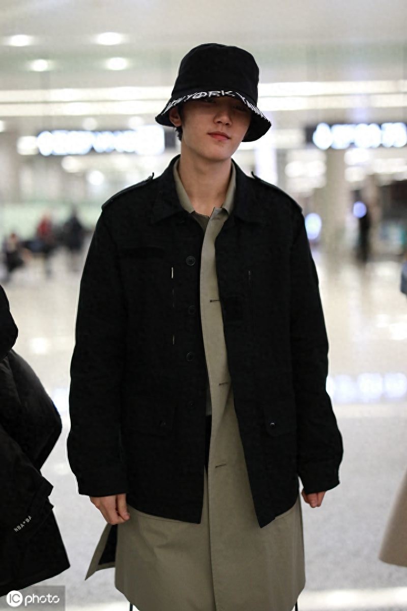 可爱犯规！灵超时尚穿搭秀出型男范，吐舌卖萌尽显可爱