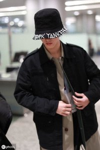 ​可爱犯规！灵超时尚穿搭秀出型男范，吐舌卖萌尽显可爱