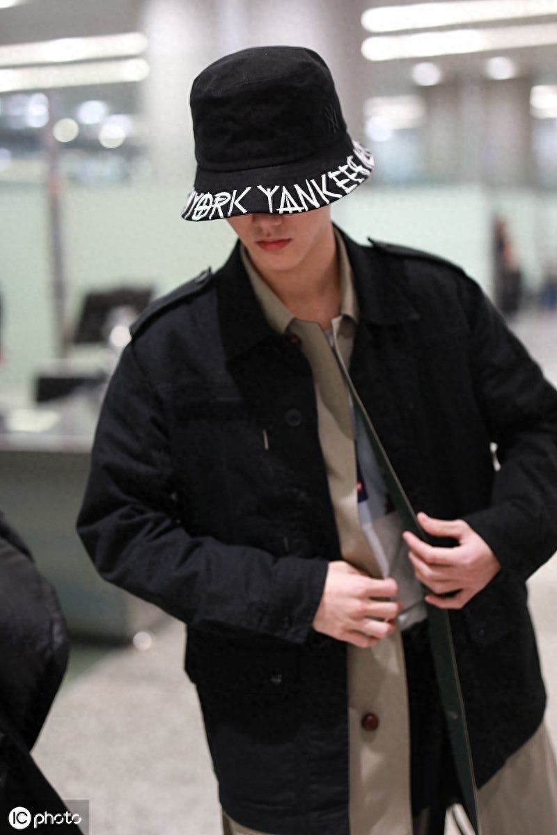 可爱犯规！灵超时尚穿搭秀出型男范，吐舌卖萌尽显可爱