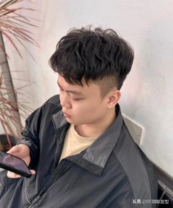 ​男生“两边掏空”发型利落帅气，试试这3款，时尚减龄又超有型！