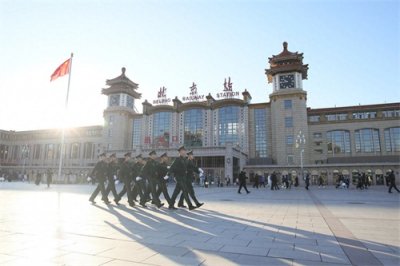 ​2025春运启动，北京武警护航出行路