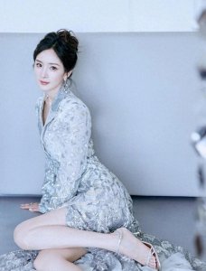 ​杨幂身穿透视裙大秀身材，长腿备受关注，这个动作引热议