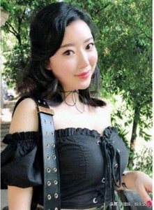 ​她因刘强东名声大噪，豪宅名车生活奢华，万人迷地位无人能及！