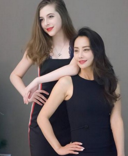 马雅舒与14岁继女近照,网友:14岁就发育的如初成熟?