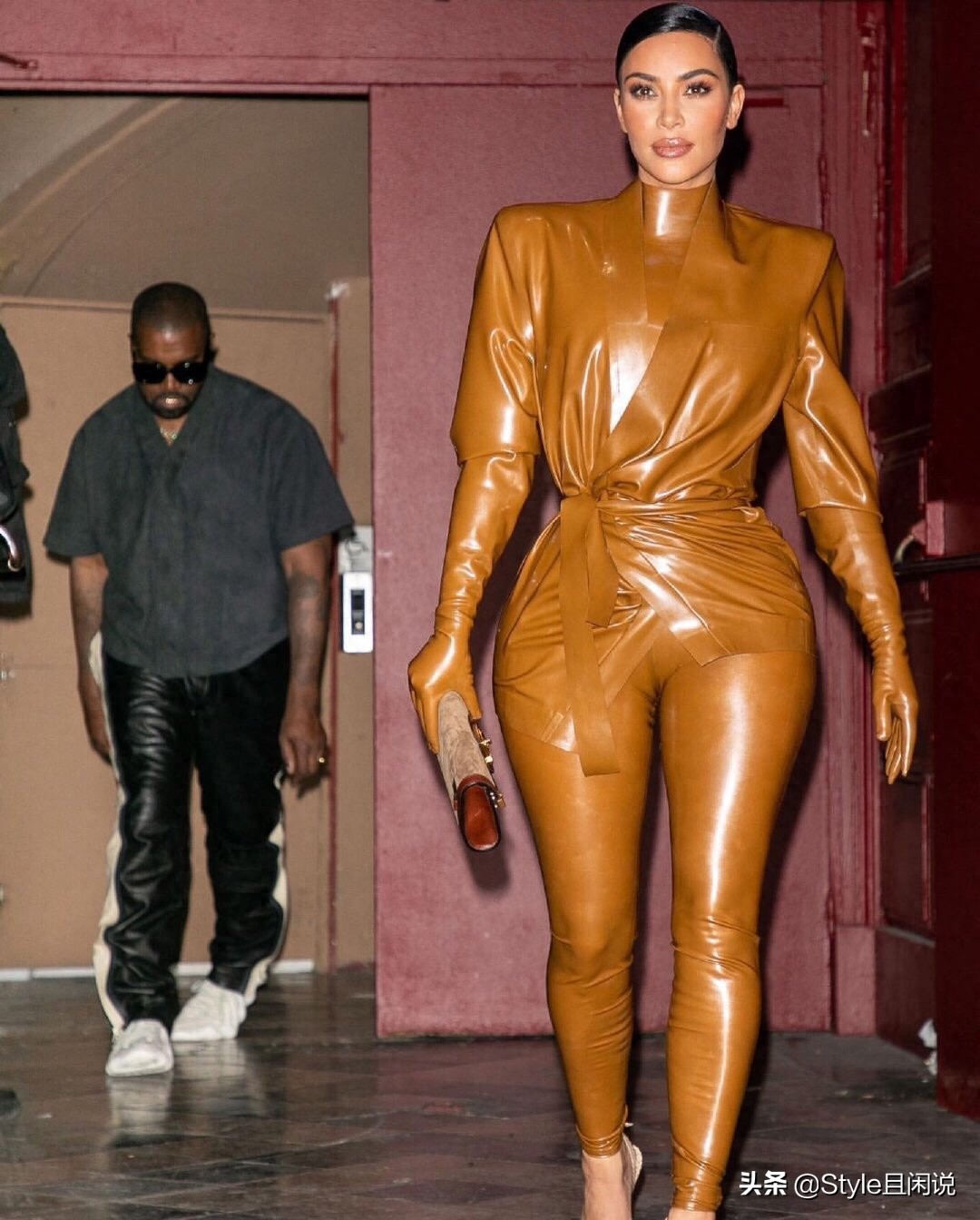 金卡戴珊“乳胶衣”惊艳了，“沙漏身材”让骨感美女自叹不如