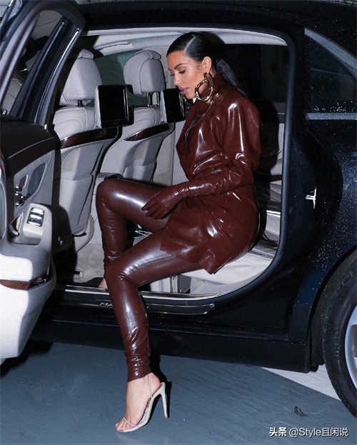 金卡戴珊“乳胶衣”惊艳了，“沙漏身材”让骨感美女自叹不如