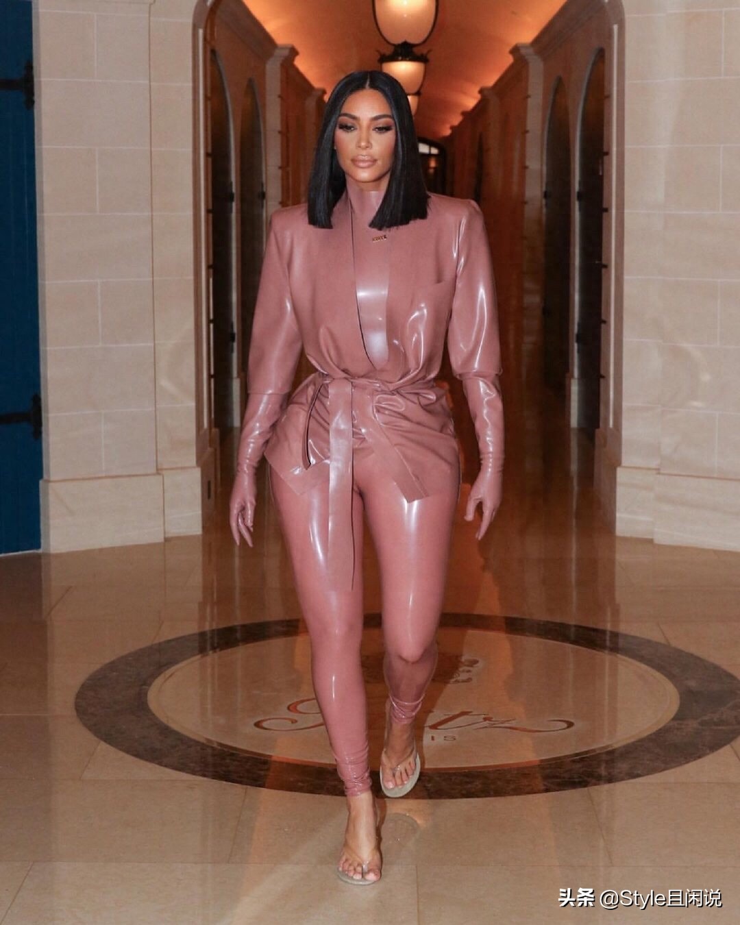 金卡戴珊“乳胶衣”惊艳了，“沙漏身材”让骨感美女自叹不如