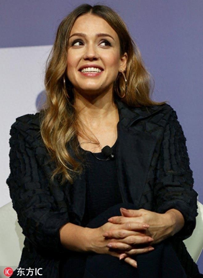 杰西卡·阿尔芭变表情帝，大着肚子走楼梯都不用扶