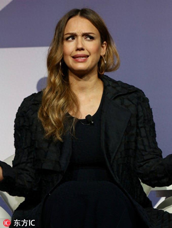 杰西卡·阿尔芭变表情帝，大着肚子走楼梯都不用扶