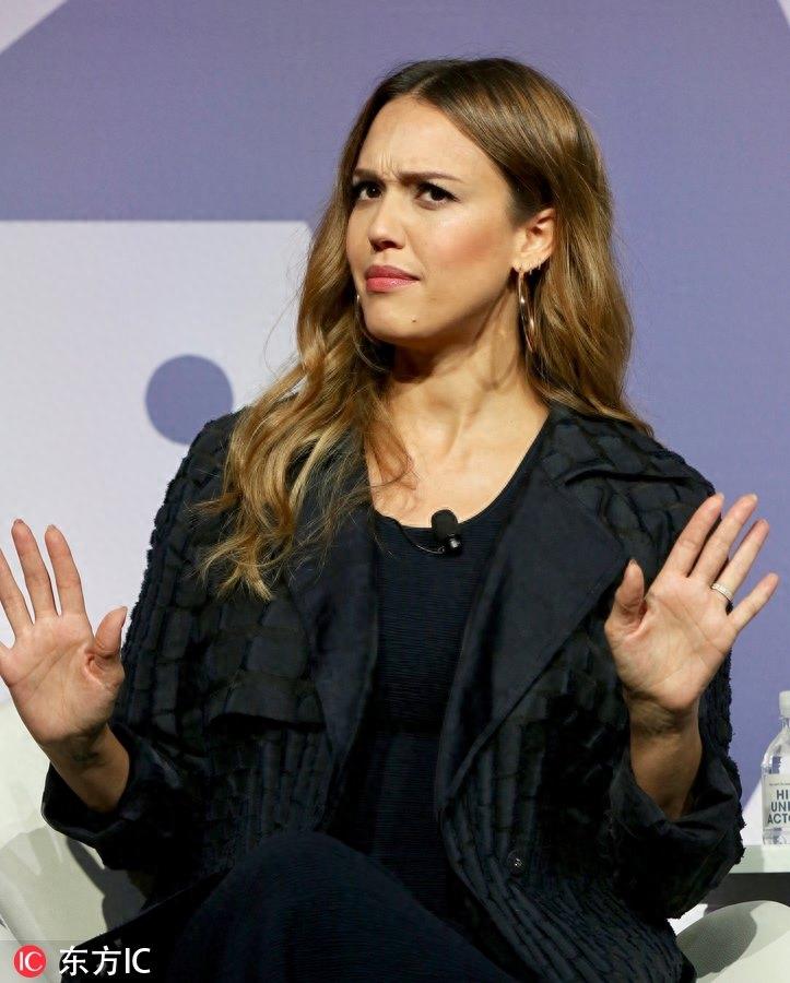 杰西卡·阿尔芭变表情帝，大着肚子走楼梯都不用扶