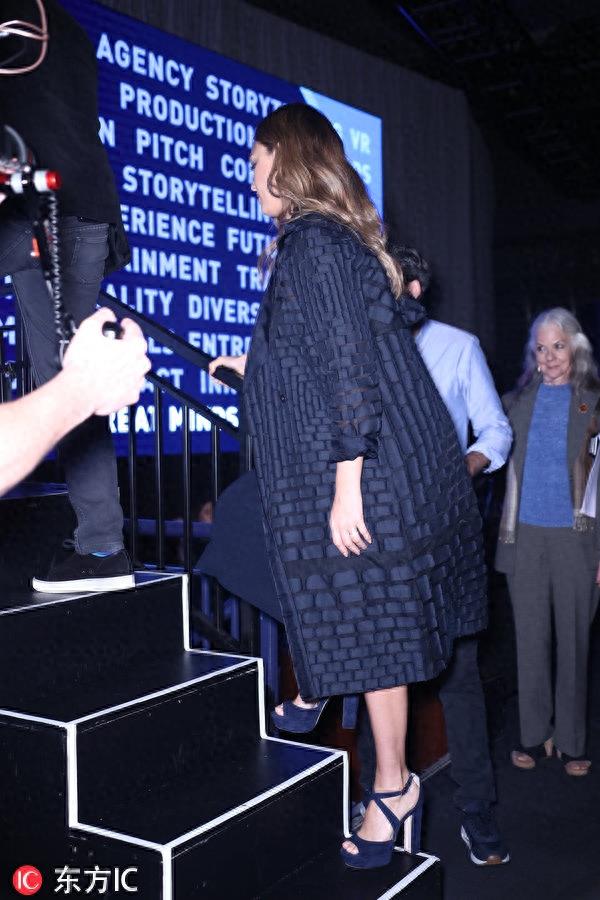 杰西卡·阿尔芭变表情帝，大着肚子走楼梯都不用扶