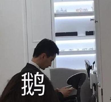 快乐星球丁凯乐拍婚纱照 妻子在一旁乖巧等待