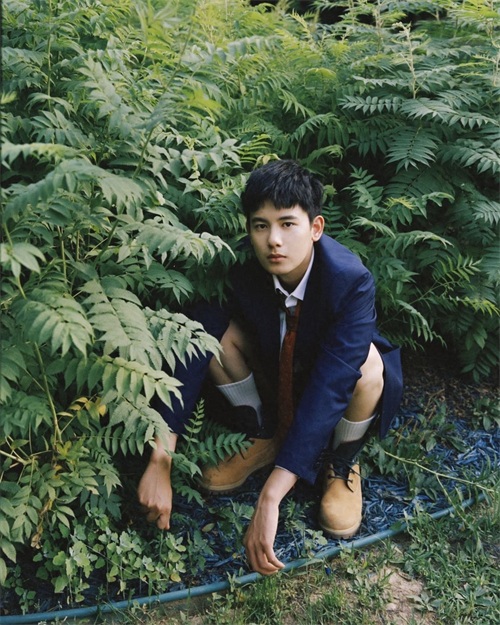 胡先煦写真曝光，身穿标准学生制服置身于大自然，眼神清澈而温暖